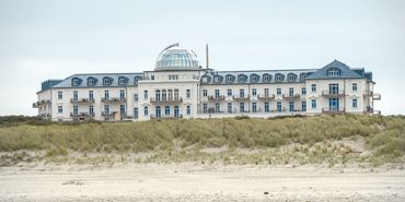 großes Gebäude am Strand