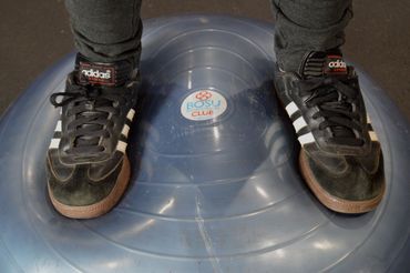 Imagen de los pies humanos de pie encima de pelota