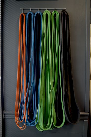 Cuerdas de resistencia en orden de colores.