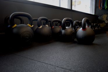 Imagen de los pesas en forma de "kettle bells".