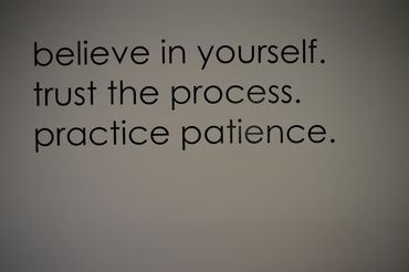 Imagen de cita: crees en ti, confía en el proceso, practica paciencia.