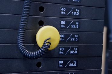 Imagen de platos de pesas una maquina ejercicio.