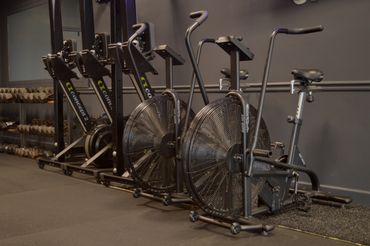 Imagen de bicicleta de ventilador y maquina de remar.