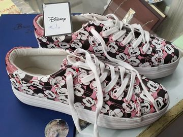 Disney New Sneakers Sise 40.
€4