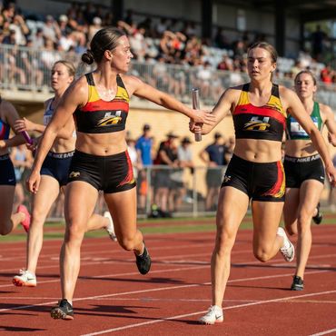 Carrera de Relevos. Pasando el testigo. Corredoras atletismo. Club Atletismo HISPANIA