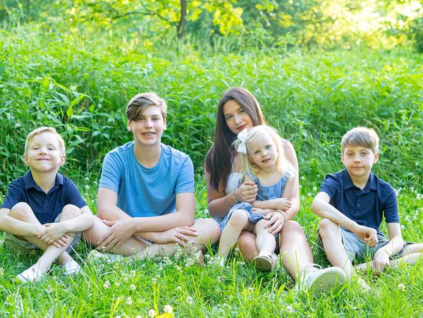 Julia myers is a mother to 5 kids and family photo was taken in 2020