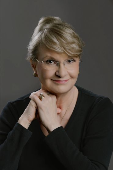 Cheri Yecke's headshot