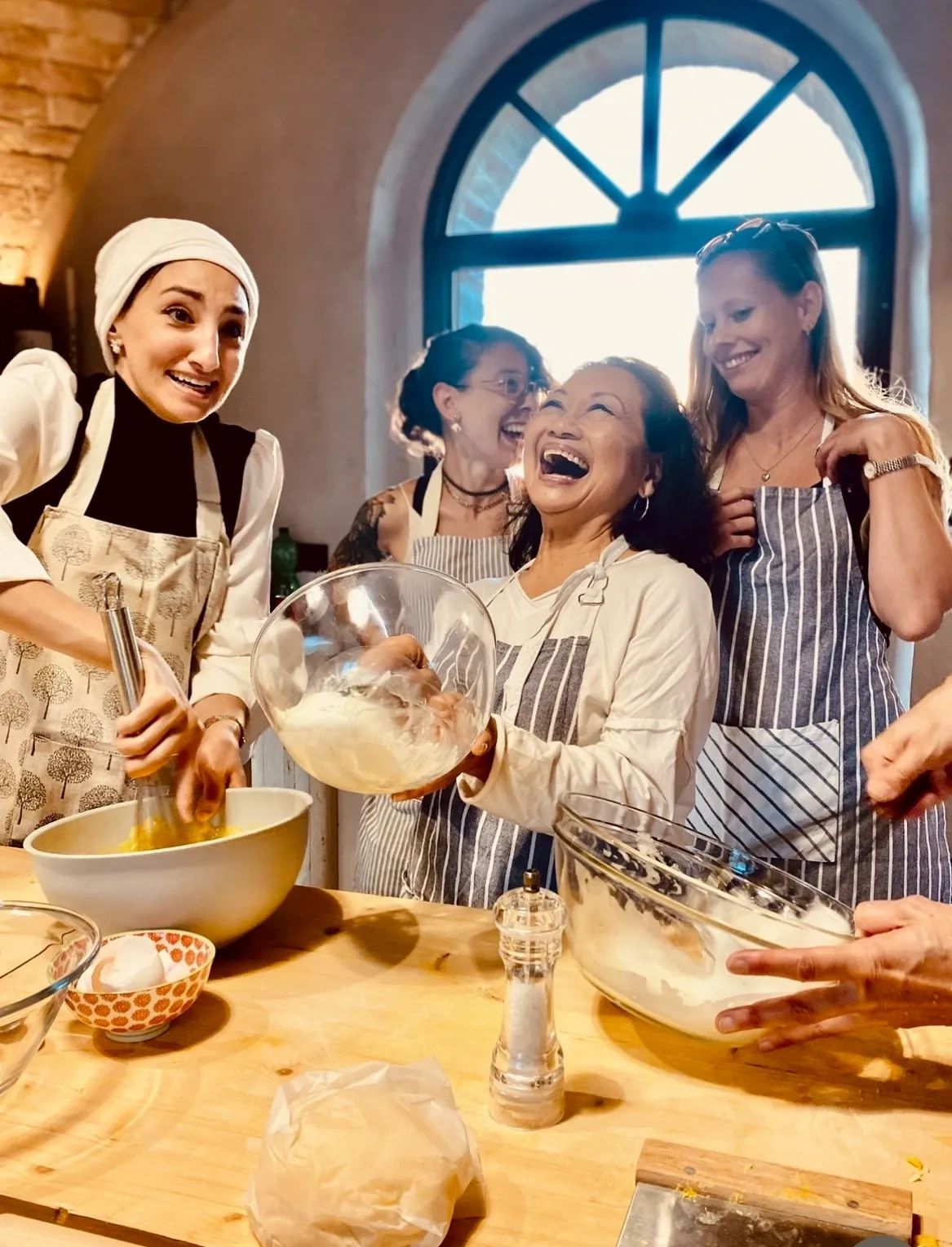 Donne che cucinano insieme e si divertono.