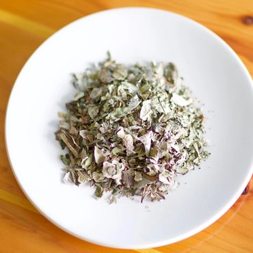 Mamaki Tea.
Dry leaves from the bag.