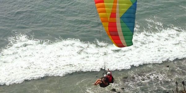 vuelo en parapente sobre el mar