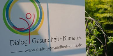 Dialog-Gesundheit-Klima e.V. Logo im Grünen