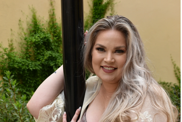 Beauty radiates from her heart with every capture, with Sapphire Romance Photographer Kristy Urain