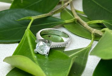 Yeşil zemin üzerine pırlantalı altın yüzük