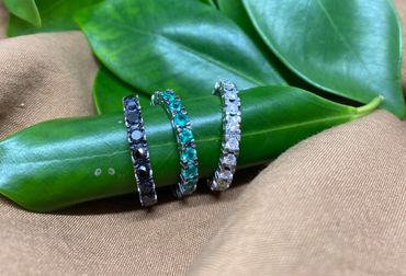 Pırlantalı, zümrütlü ve oniksli yüzükler