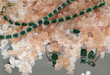 Set: Altın ve zümrütlerden yapılmış yüzük, küpe ve bilezik