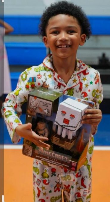 Myron Jr. posed for our camera with his parents permission of course. Merry Christmas 🎅