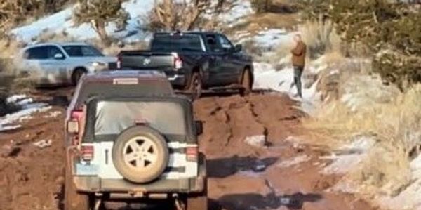 Cars stuck on House Rock Valley Road attempting to make it to The Wave, AZ
