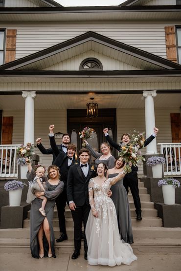 Wedding party in front of Vintage wedding venues South Carolina