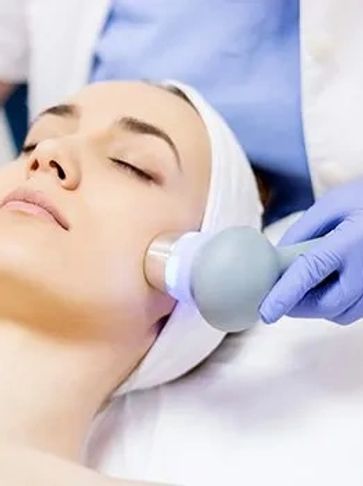 woman receiving light therapy treatment