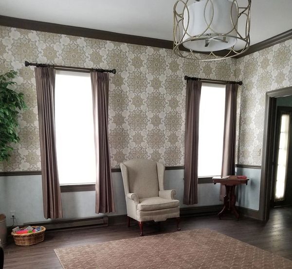 Wallpaper with a damask pattern in an historic home