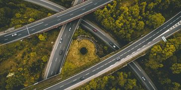 Cruces de autopistas vistas desde el cielo, así como hay diferentes caminos en la vida, decisiones