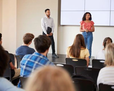 Gagner en confiance en soi lors de la prise de parole en public : clé du bien-être des jeunes