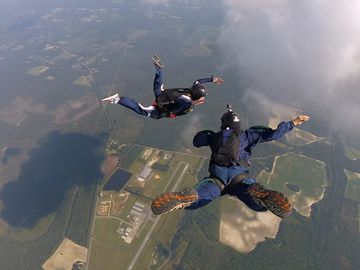 AFF instructor Austin and his student doing a freefall jump over north Florida.