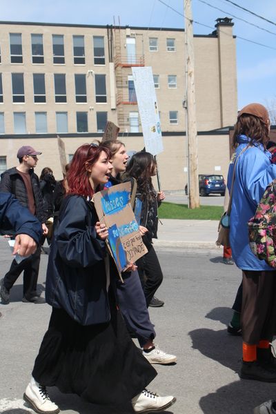 Photo d'une manifestation dans Sainte-Thérèse lors de notre grève pour le climat en avril 2023