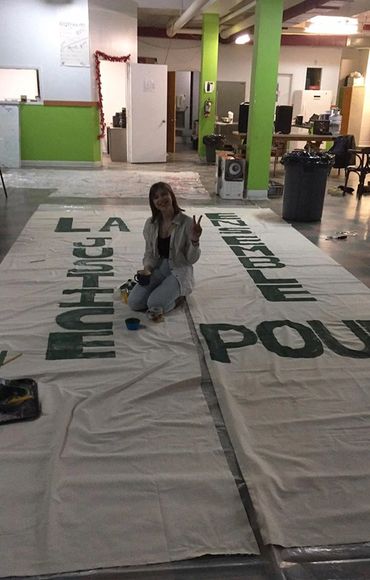 Fabrication d'une banderole pour la justice climatique et sociale au tournant des années 2020