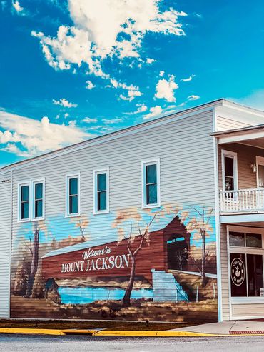 A mural on a building welcomes visitors to Mount Jackson.