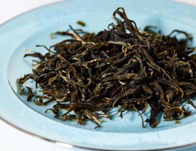 Bumblebee Flowers & Tea, Loose Leaf Tea on a Plate