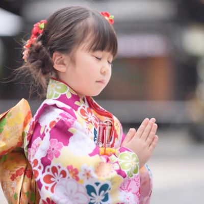 Bumblebee Flowers & Tea, Young Child Praying