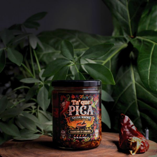 Frasco de salsa picante mexicana con chile.