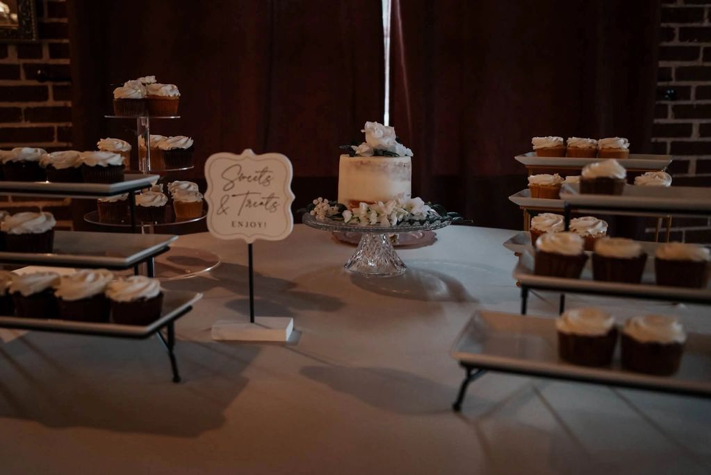 Who doesnt love a yummy cake and cupcakes!