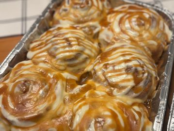 Caramel cinnamon rolls in 6 count tray.