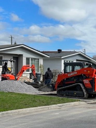 excavation de fondation béton et entrée asphalte Brossard avec machine Kubota