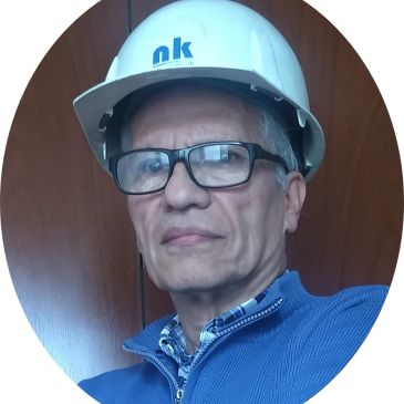 Hombre con casco de seguridad y gafas.