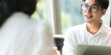 當獲派移民官後,會由Dawn 及 Richard 策略性理解移民官之提問。為客人擬定最合適之回應。