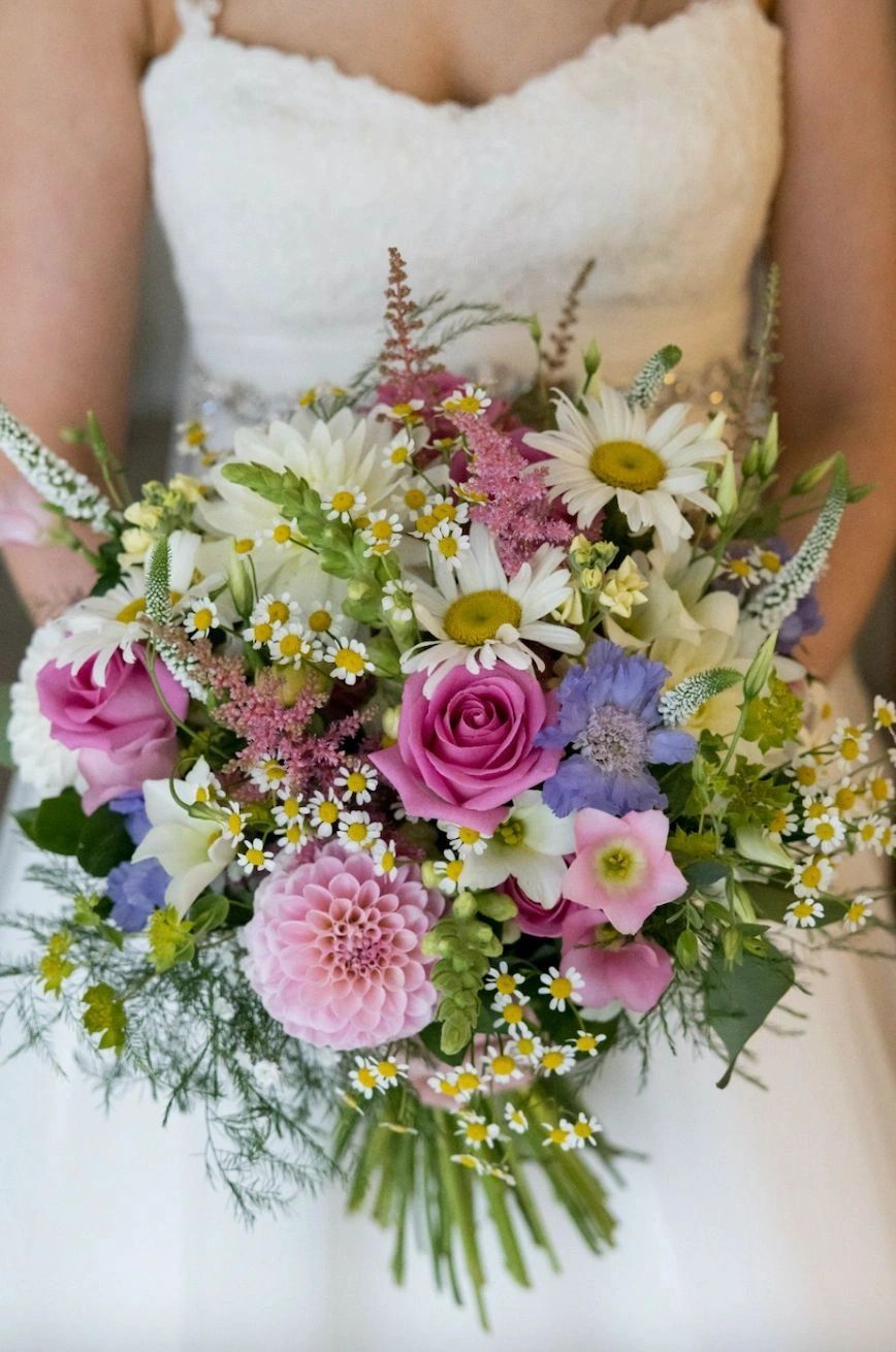 summer country style bridal bouquet
#christchurchflorist #christchurchweddingflorist #weddingflowers