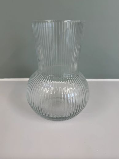 Glass ribbed vase for hire
#christchurchflorist #christchurchweddingflorist #weddingflowers