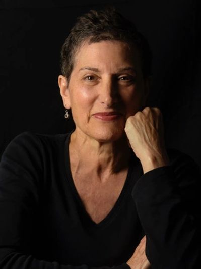 Emily Rubin’s Wearing black T-shirt and looking a head