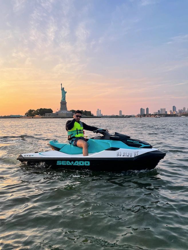 Jet Ski Tours and Rentals of New York City The Statue of Liberty, Brooklyn Bridge and more with us!