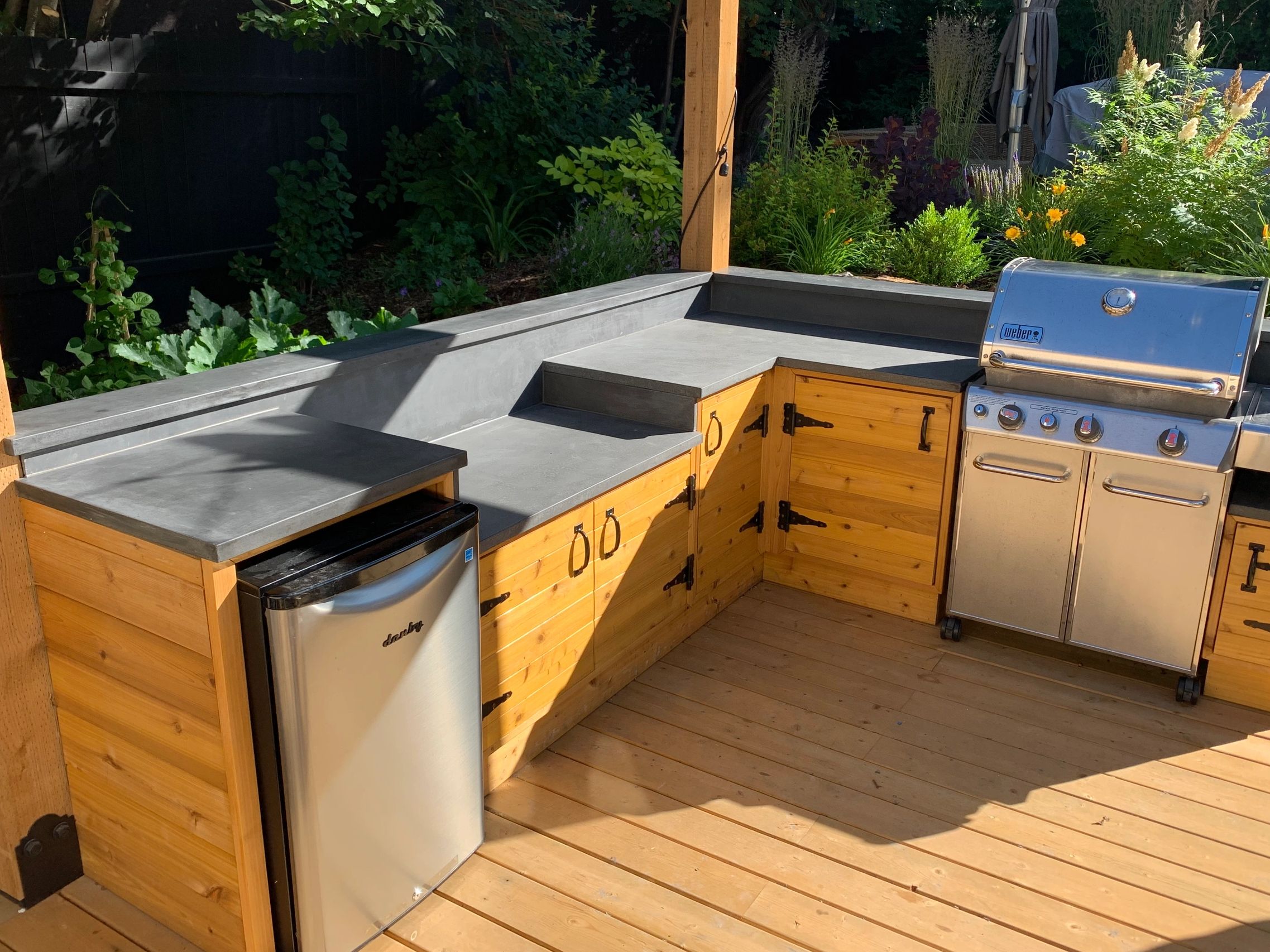 Outdoor concrete kitchen countertops