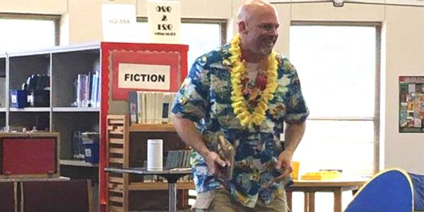 Texas Author Julian Franklin presenting the best fun reading reward show for elementary school children