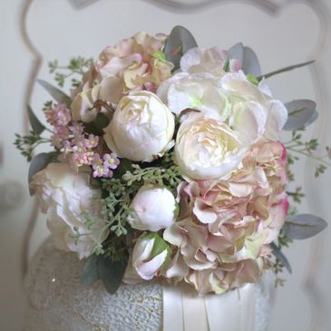 soft & romantic - wedding flower colour and palettes