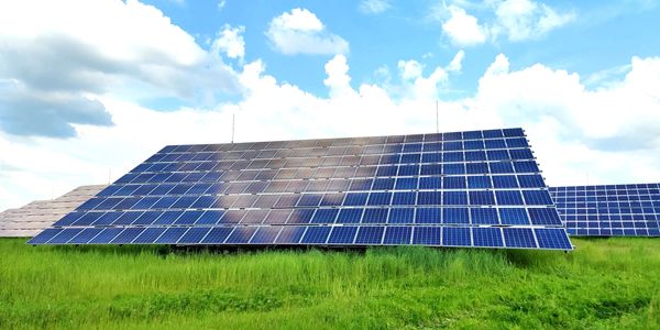 Servicii profesionale de curățare și spălare panouri solare/parcuri fotovoltaice.