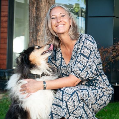 Hypnose-Therapeutin Dagmar Gill mit ihrer Collie-Hündin zur tierunterstützten Therapie bei Quo Vadis.