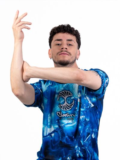 Homem fazendo alongamento com camiseta azul.