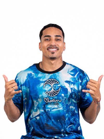 Homem sorridente fazendo o sinal de hang loose.