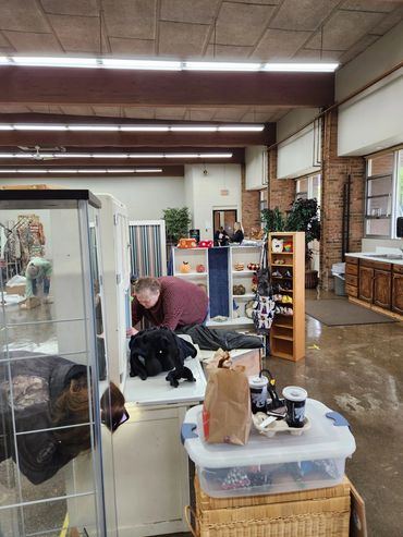 Swartz Creek Art Guild setting up